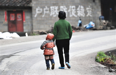 3月22日，云南省丘北縣平龍村，朱林澤被奶奶拉著回家。他在佳佳幼兒園上中班，是19日毒鼠強中毒案中32名被緊急送醫(yī)孩子之一。