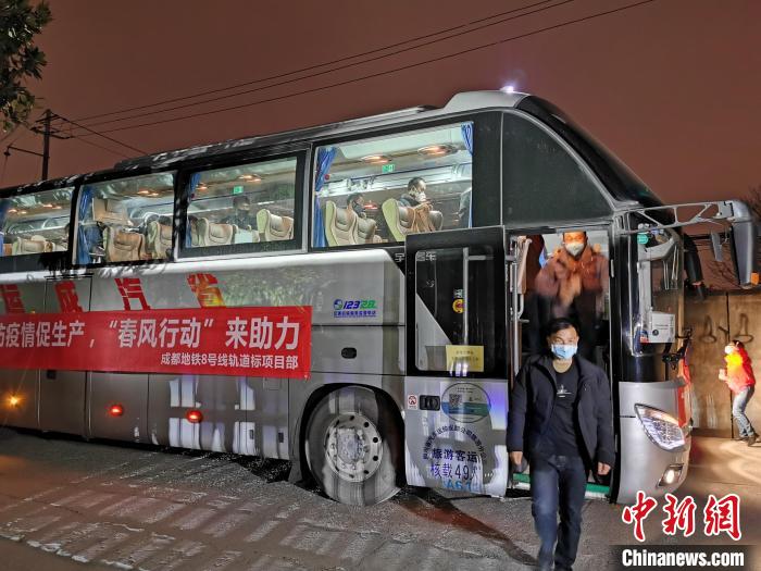 專車將工人直接運抵工地。成都地鐵供圖