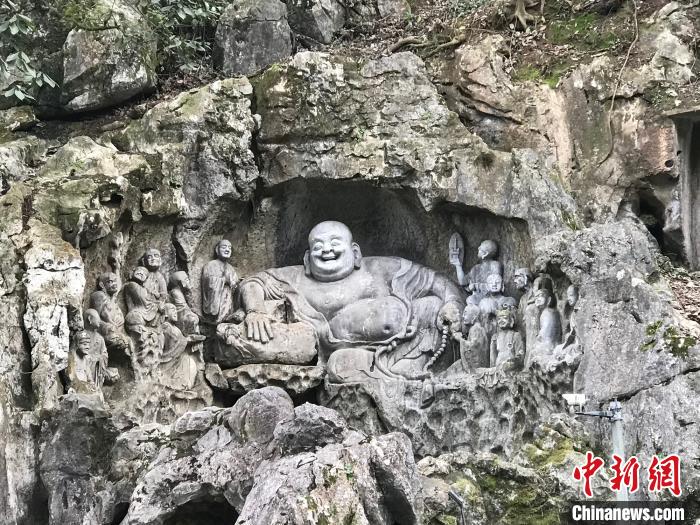 圖為杭州飛來峰景區(qū)內(nèi)的布袋彌勒，這是備受游客喜愛的打卡勝地。　嚴(yán)格 攝