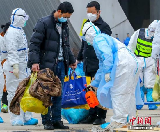 3月1日，武漢客廳方艙醫(yī)院132人出院，是迄今為止武漢客廳方艙醫(yī)院最大規(guī)模出院。據(jù)悉，武漢客廳方艙醫(yī)院已累計收治患者1760名，當天出院完畢后，累計出院587人。圖為醫(yī)務人員為出院患者進行消殺。中新社記者 張暢 攝