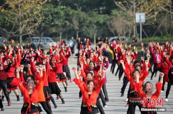 資料圖：成都數(shù)百市民齊聚某廣場，以歌曲《天府之國》為背景音樂同跳廣場舞。 張浪 攝